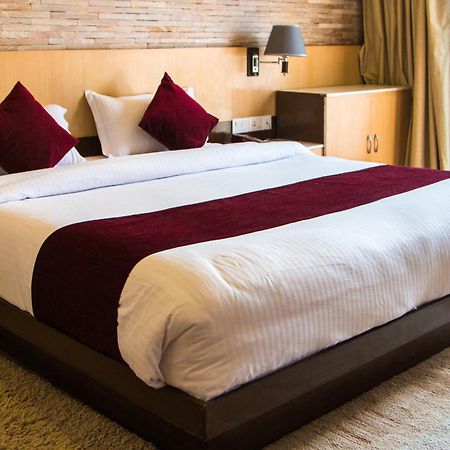 Hotel Queens Park Покхара Екстер'єр фото