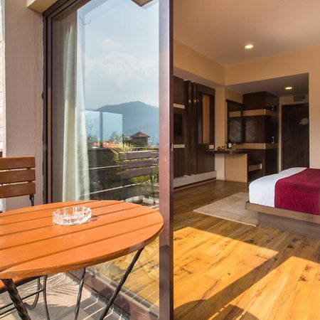 Hotel Queens Park Покхара Екстер'єр фото