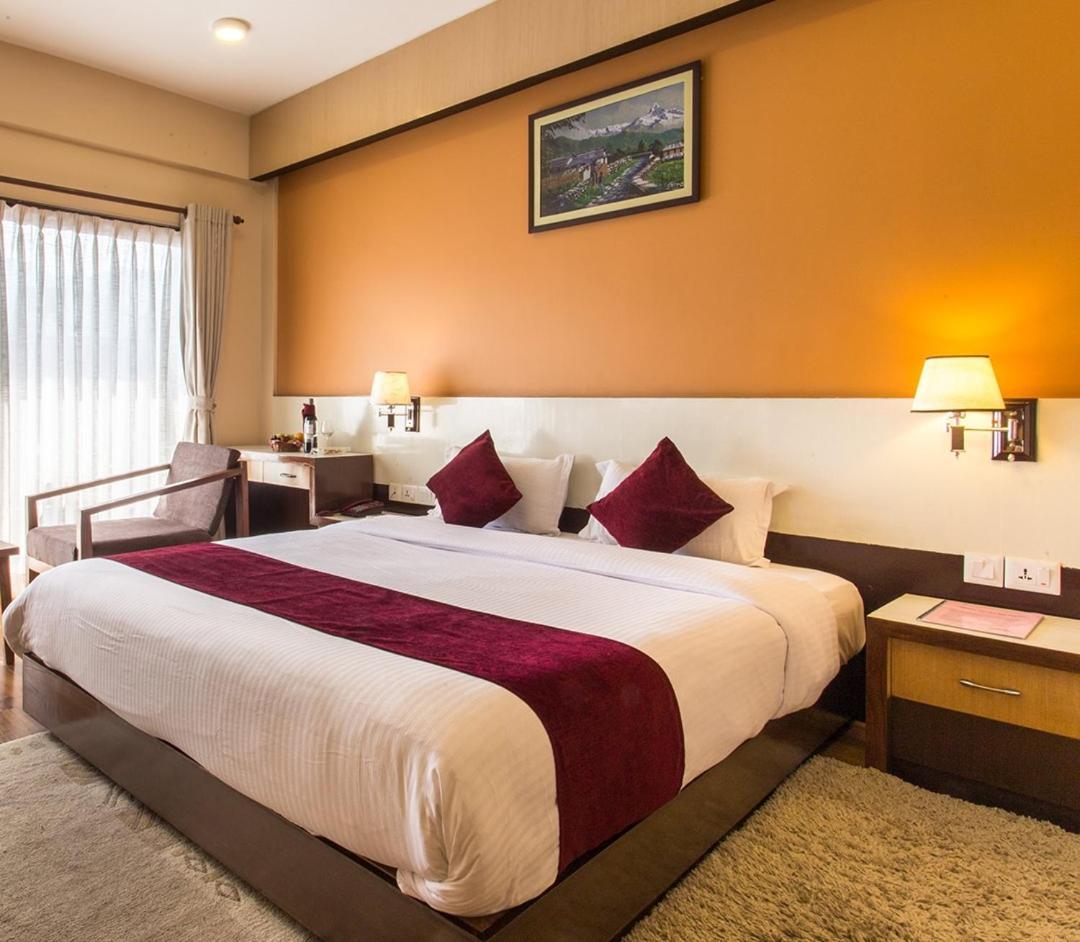 Hotel Queens Park Покхара Екстер'єр фото
