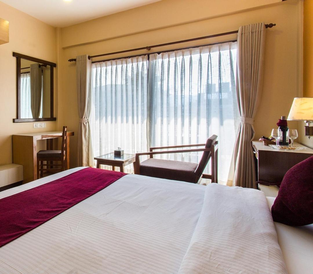 Hotel Queens Park Покхара Екстер'єр фото