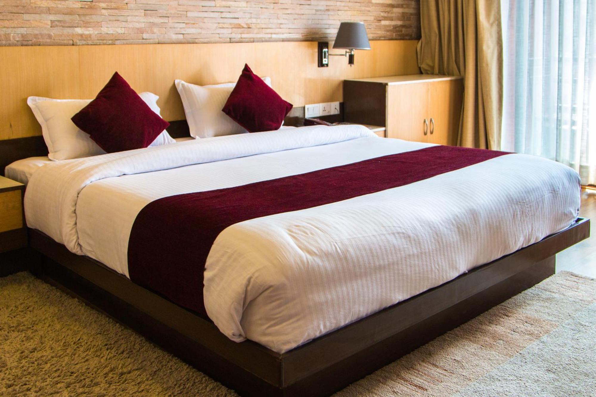 Hotel Queens Park Покхара Екстер'єр фото