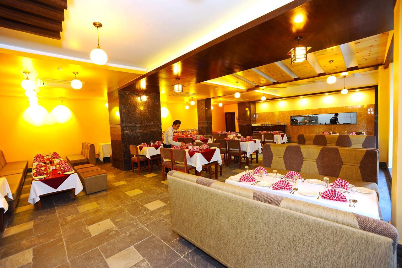 Hotel Queens Park Покхара Екстер'єр фото