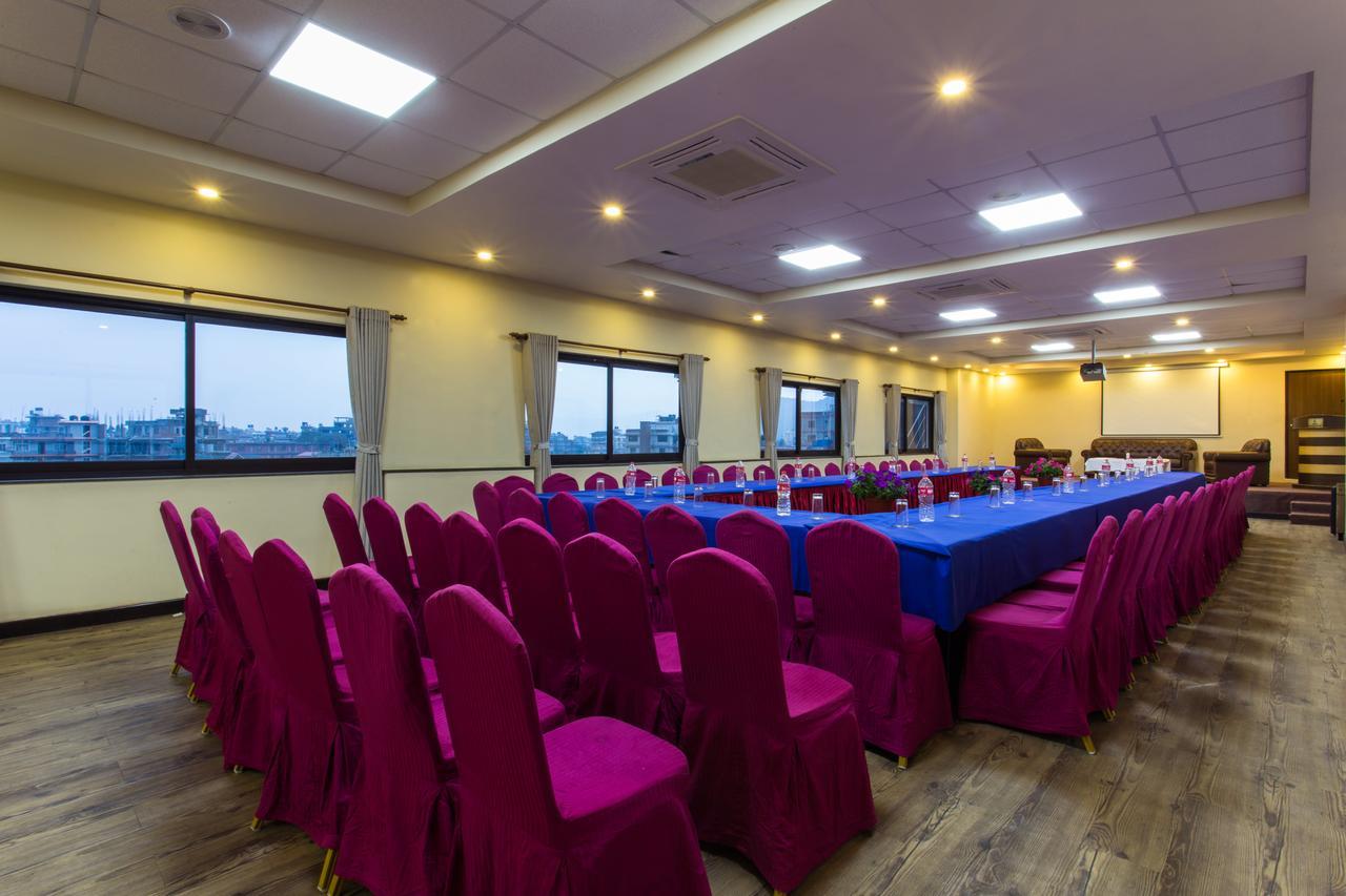 Hotel Queens Park Покхара Екстер'єр фото