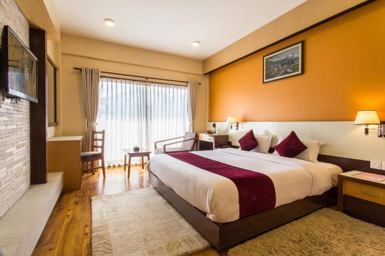 Hotel Queens Park Покхара Екстер'єр фото