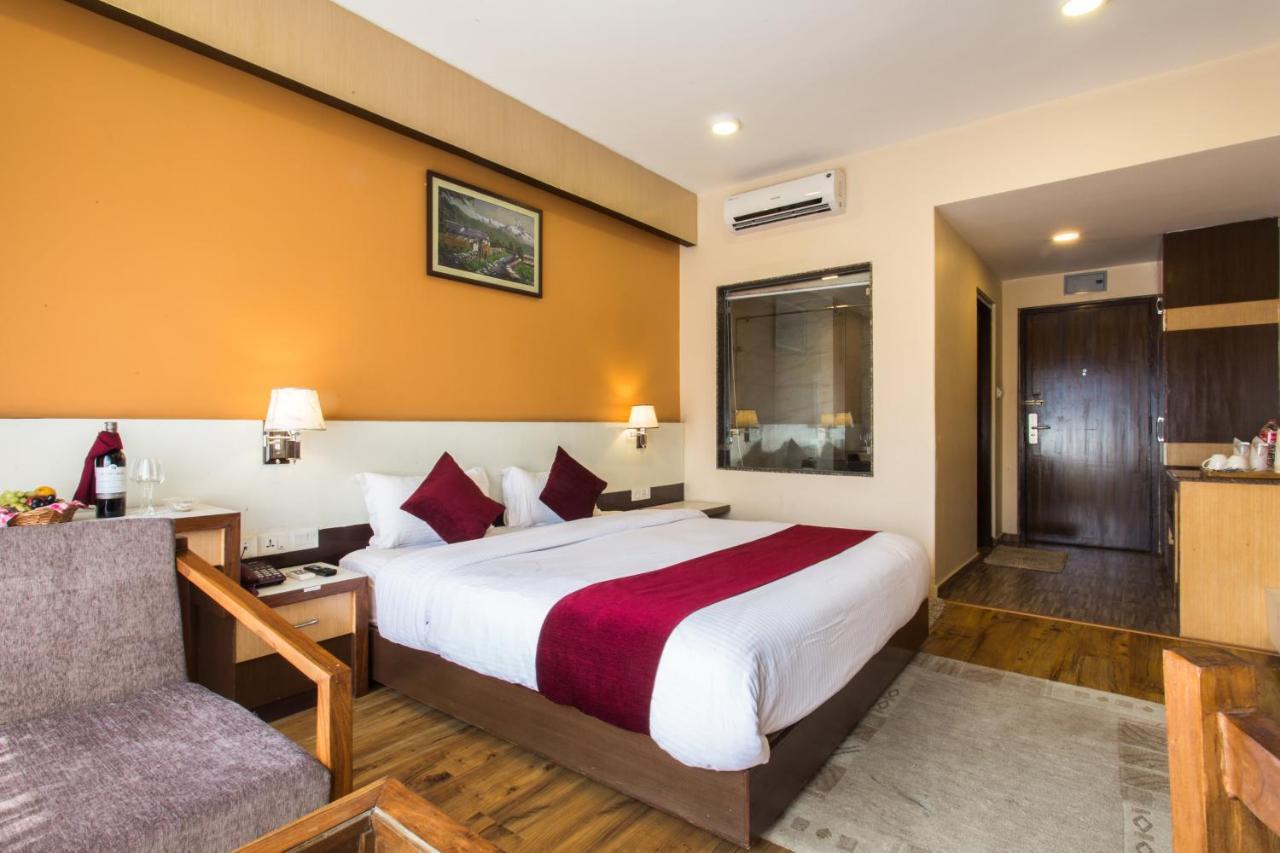 Hotel Queens Park Покхара Екстер'єр фото
