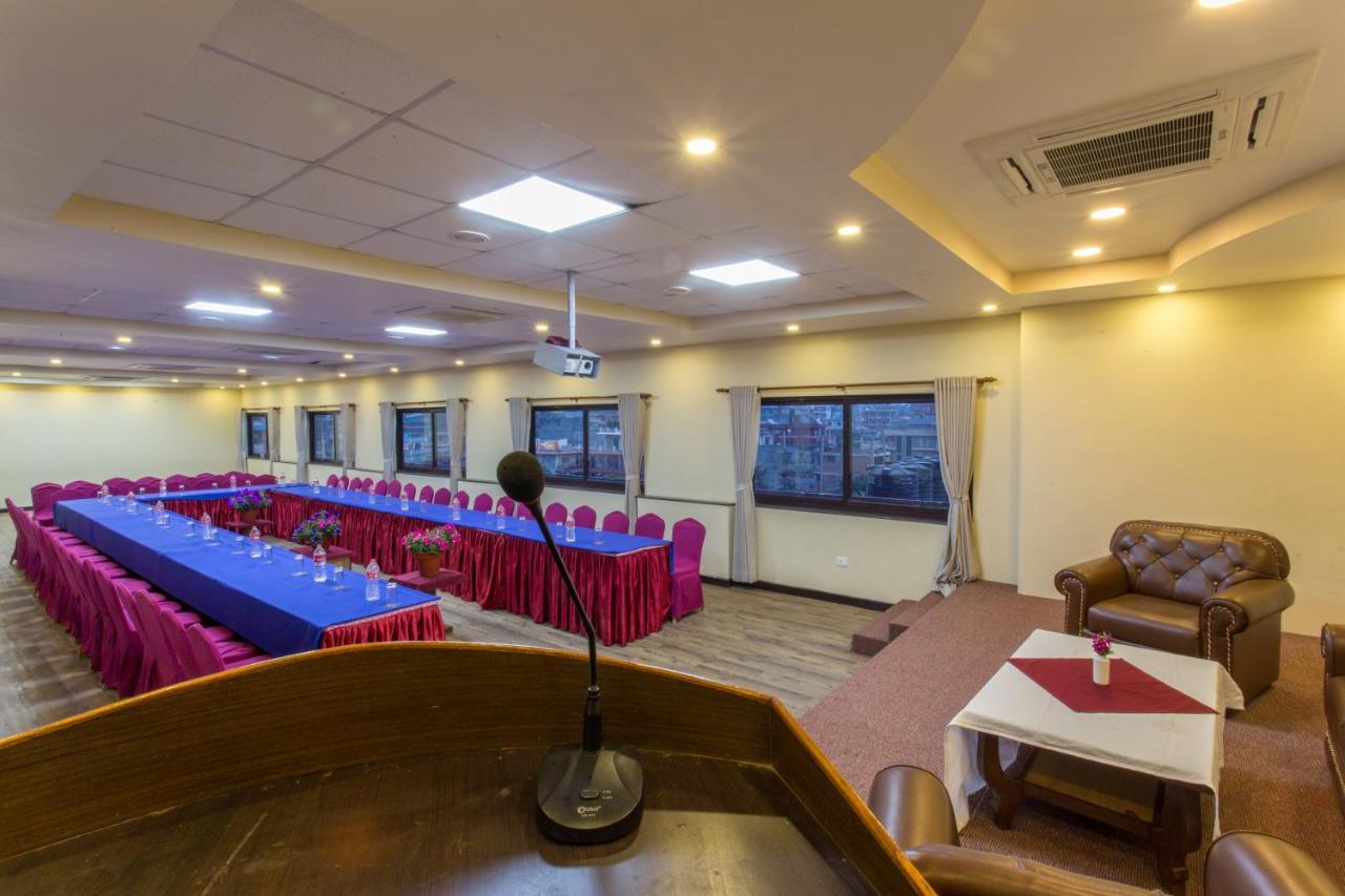 Hotel Queens Park Покхара Екстер'єр фото