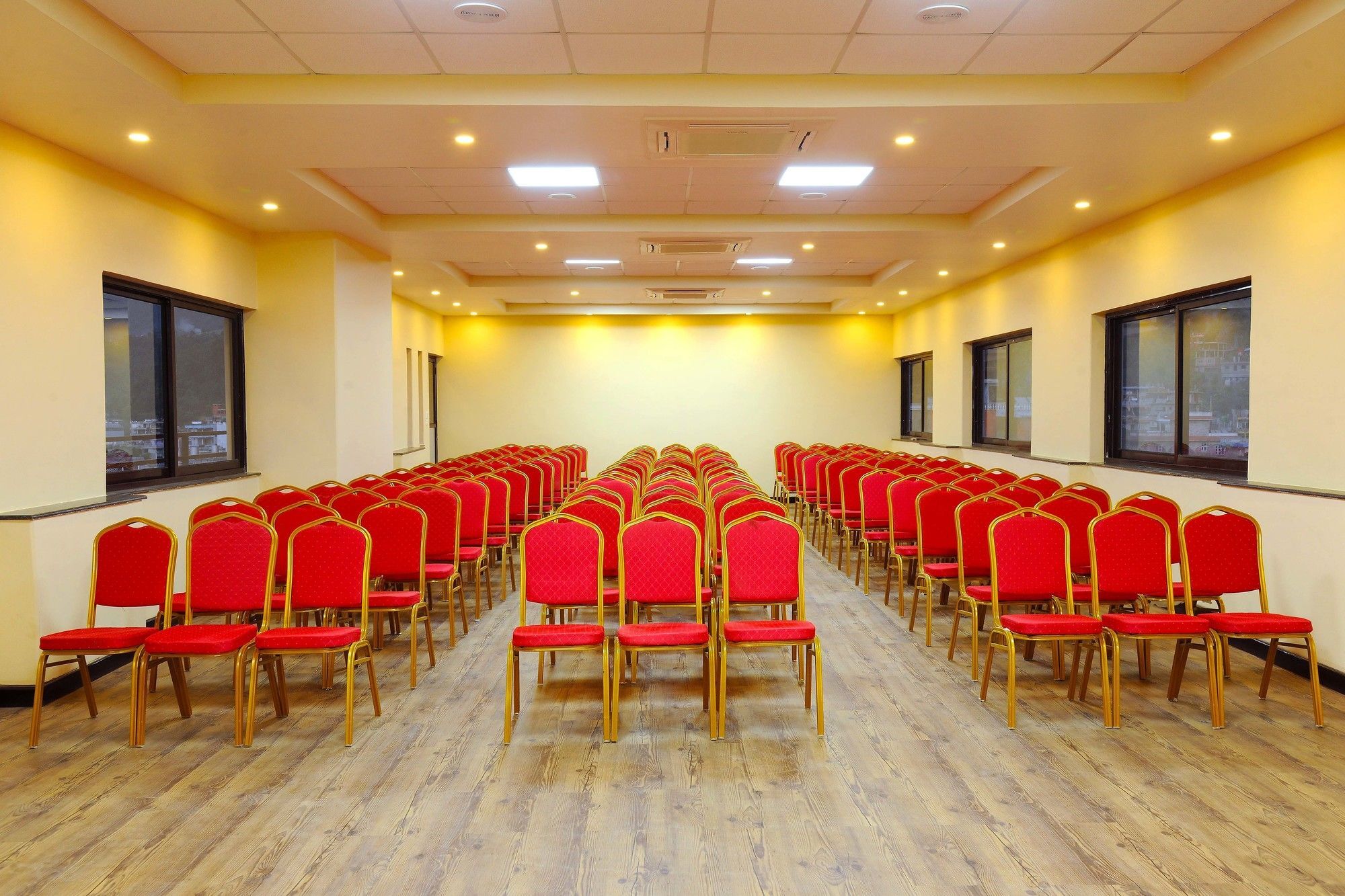 Hotel Queens Park Покхара Екстер'єр фото