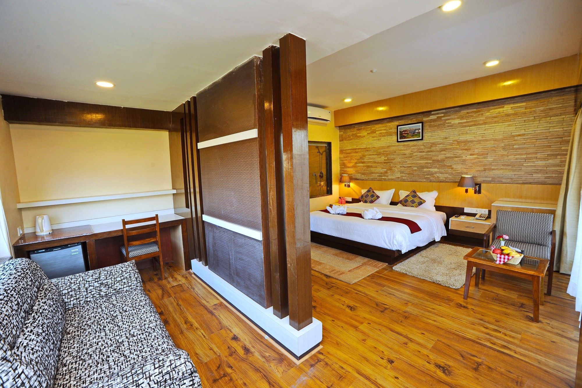 Hotel Queens Park Покхара Екстер'єр фото